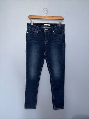 Levi’s • Jeans